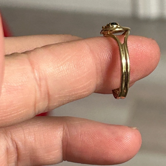 4/$50 Elegant Gold Heart Ring with Green Gemstone size 5 1/2 🦋 - Picture 6 of 8